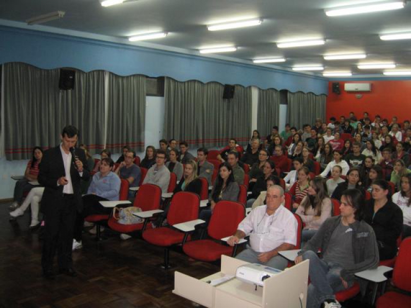 Jovens empreendedores realizam palestras sobre o Movimento Brasil Eficiente (MBE)