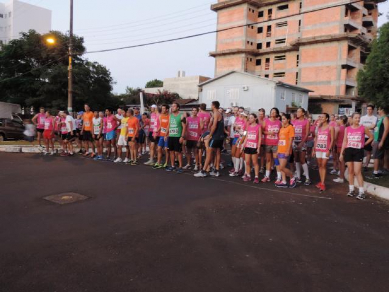 Mais de 100 atletas participam de Corrida Noturna