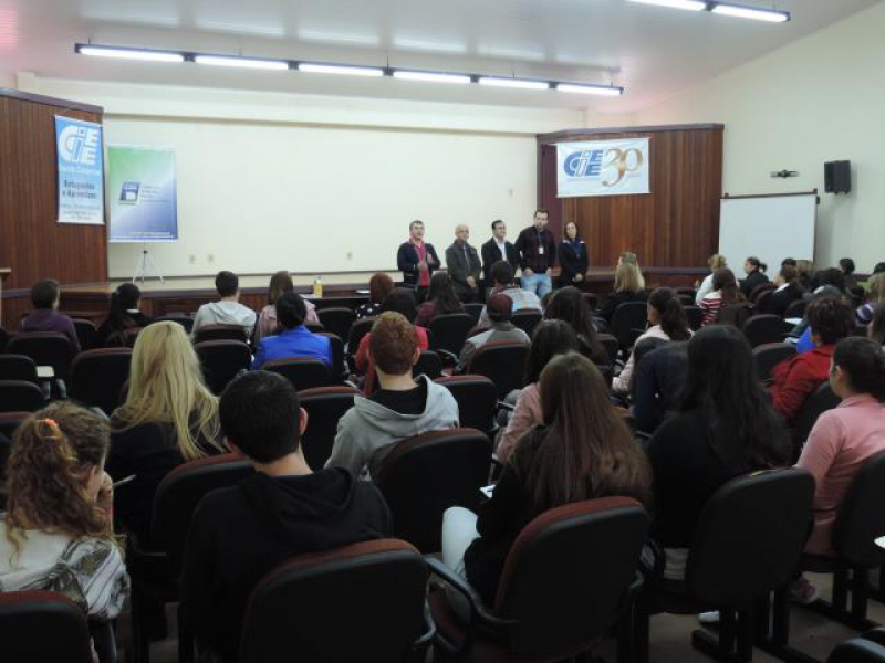 Estudantes acompanham palestra por meio do Programa de Iniciação do Trabalho