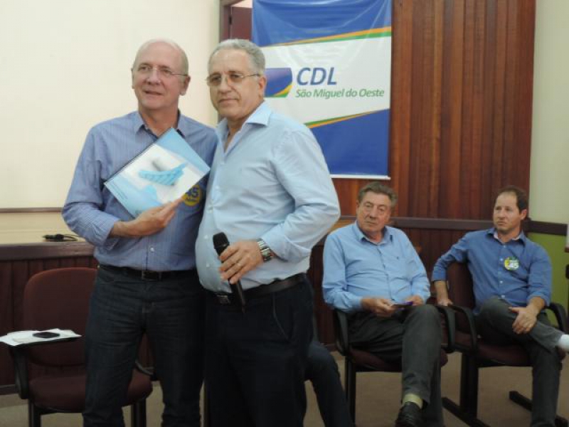 Conselho das Entidades entrega documento com solicitações a políticos