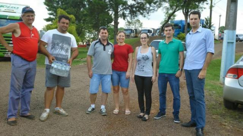 Núcleo Jovem Empreendedor doa água para caminhoneiros