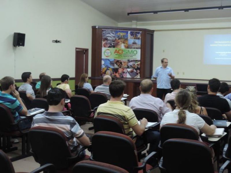 Núcleo Jovem Empreendedor da ACISMO realiza treinamento na área de Marketing Empresarial