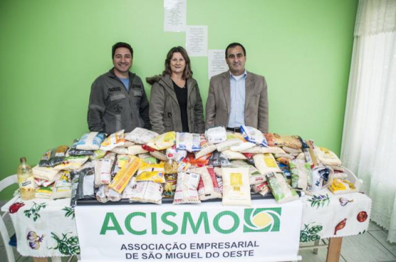 Acismo entrega donativos para entidades do município