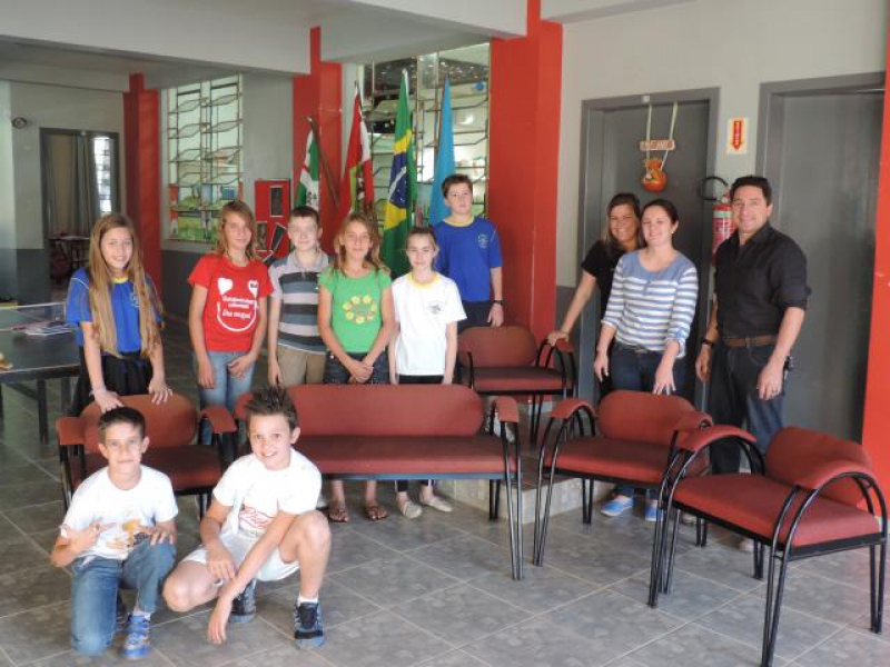 Acismo doa móveis para escola do município