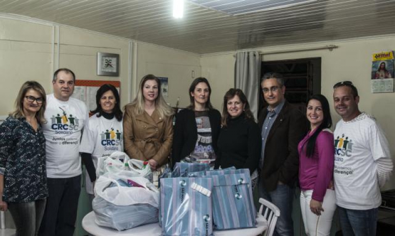 Núcleo de Contadores entrega donativos