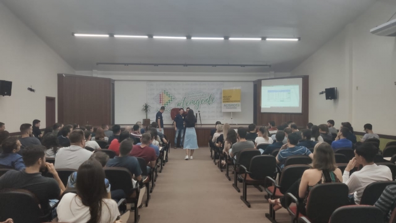 ?Público lota palestra promovida pelo NJE