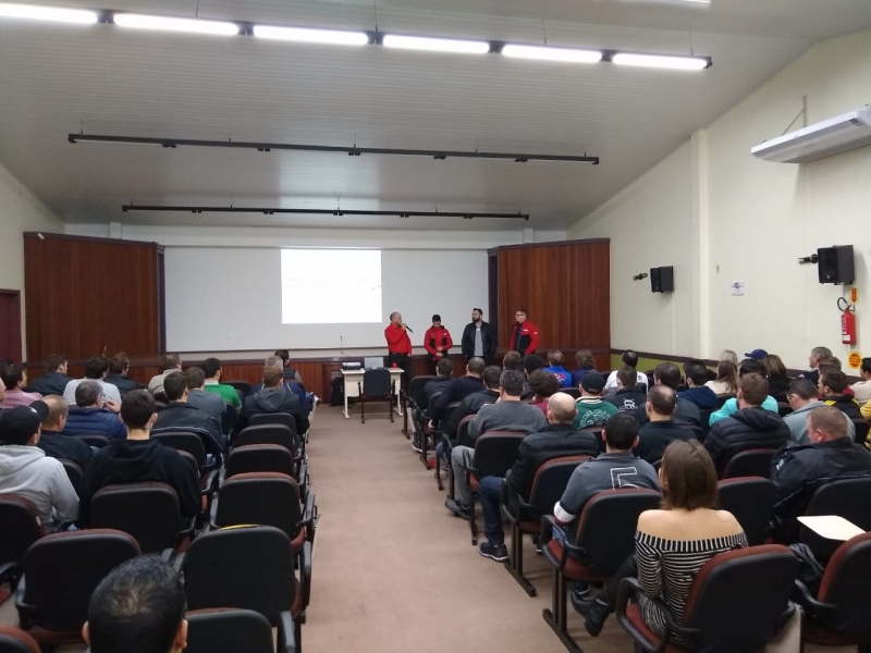 ?Núcleo de Auto Mecânicas participa de treinamento