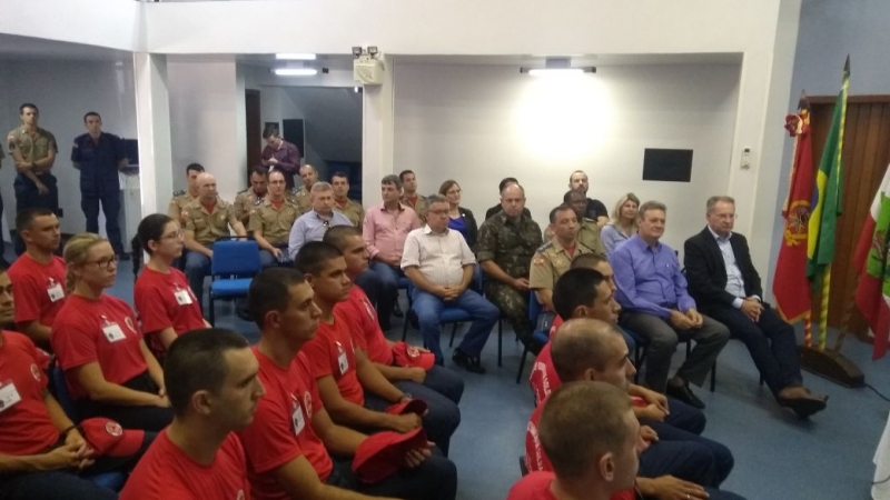 Presidente acompanha apresentação de alunos soldados dos Bombeiros