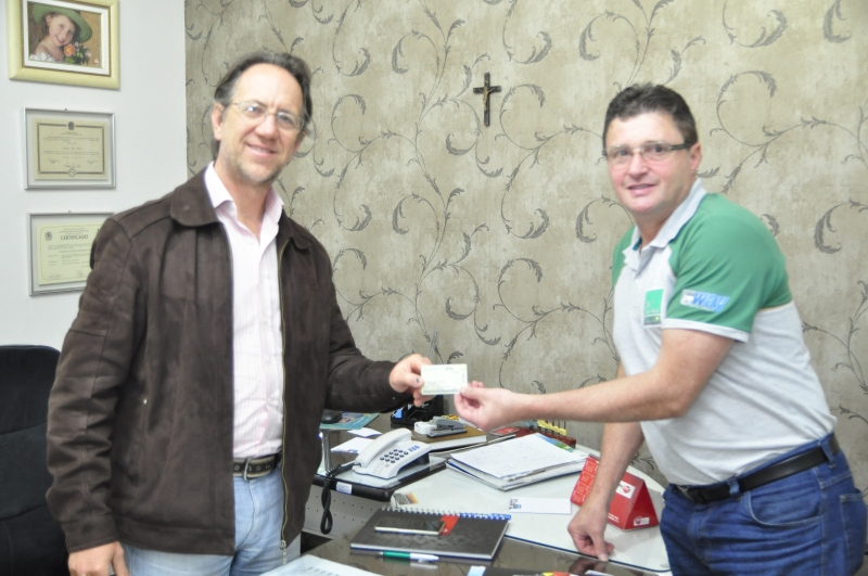 Presidente entrega cartões Útil Card para construtora Cleonar Mahl