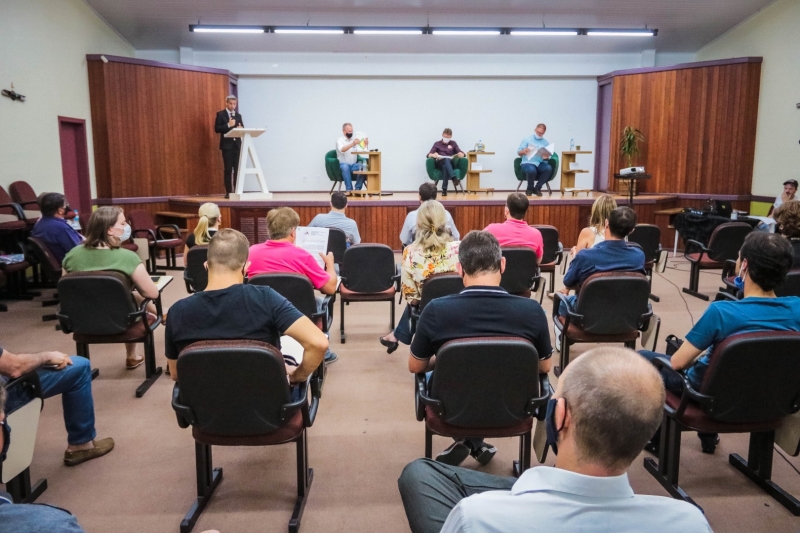 Entidades colocam frente à frente postulantes ao Executivo Municipal