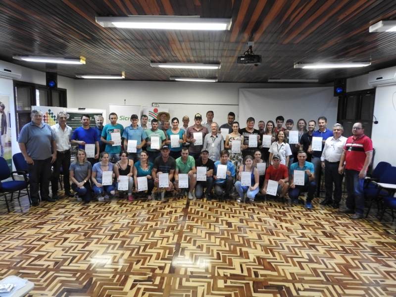 ?Jovens rurais concluem curso sobre bovinocultura de leite e gestão de propriedades