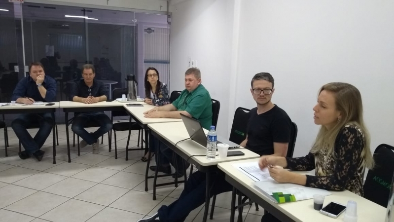 ?Consultores da Facisc orientam sobre projetos do Empreender Competitivo