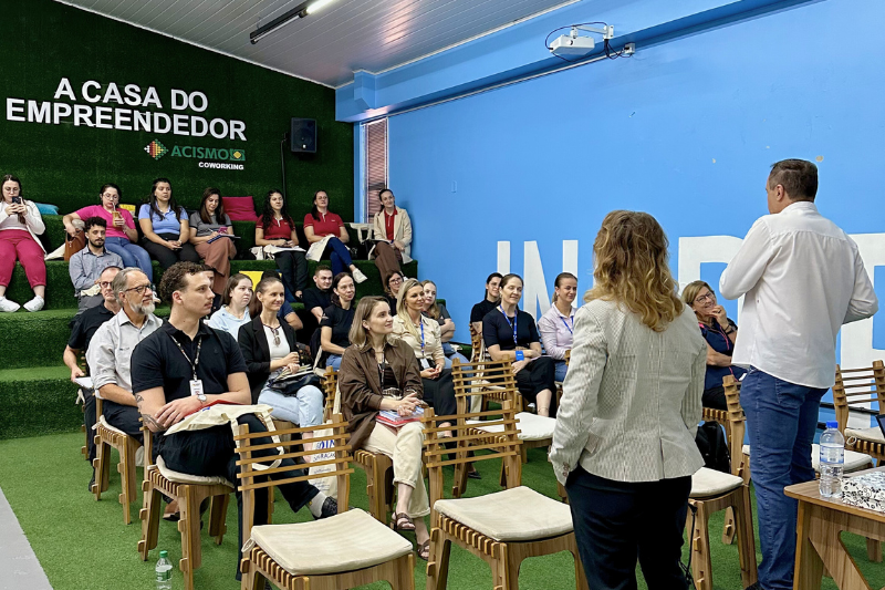 A capacitação: Recrutamento Ético de Profissionais Migrantes do Programa Porta Aberta reúne empresários na ACISMO