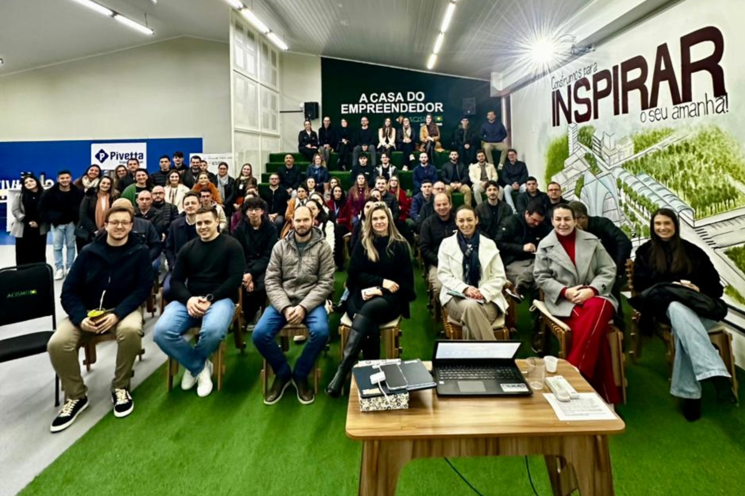 Workshop de Inteligência Artificial na Prática reúne grande público no Coworking ACISMO