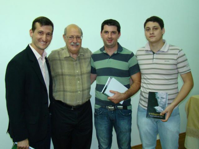 Integrantes do Jesmo participam de lançamento do livro ?O Milagre Real?