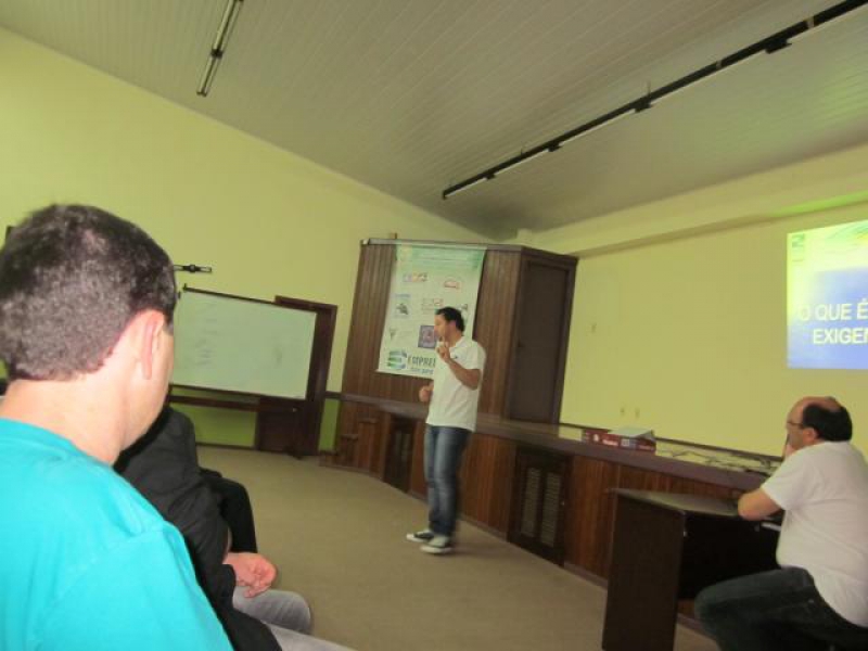 Voluntários do AMOR EXIGENTE realizam apresentação na ACISMO